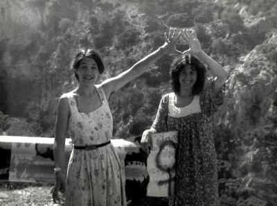 Maria-Mercè Marçal amb una amiga