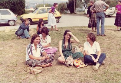 Maria-Mercè Marçal amb amigues
